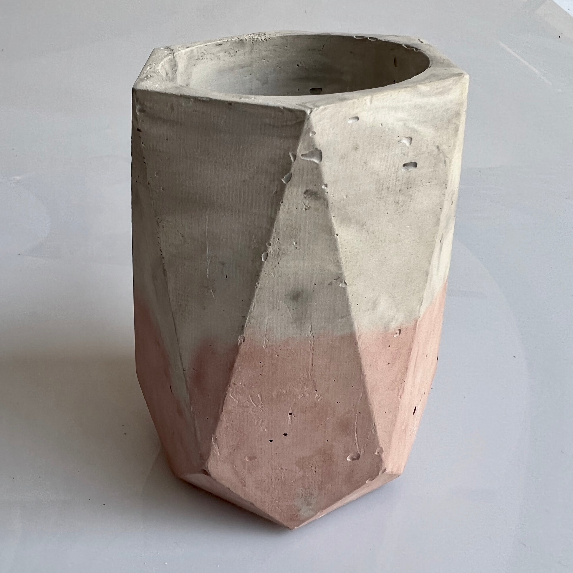 Vaso in cemento serie Olivia marmorizzato e rosa